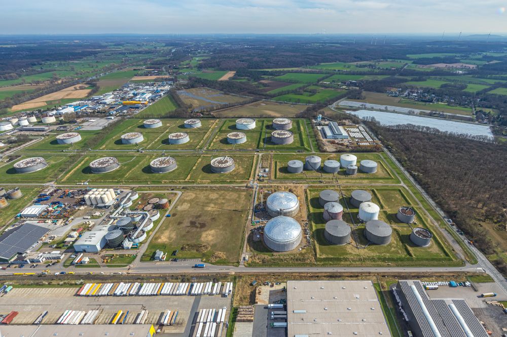 Hünxe from the bird's eye view: Mineral oil - tank of SF Soepenberg GmbH in Huenxe in the state North Rhine-Westphalia, Germany