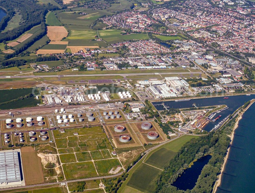 Aerial photograph Speyer - Mineral oil - tank Tanquid at the airport in Speyer in the state Rhineland-Palatinate, Germany
