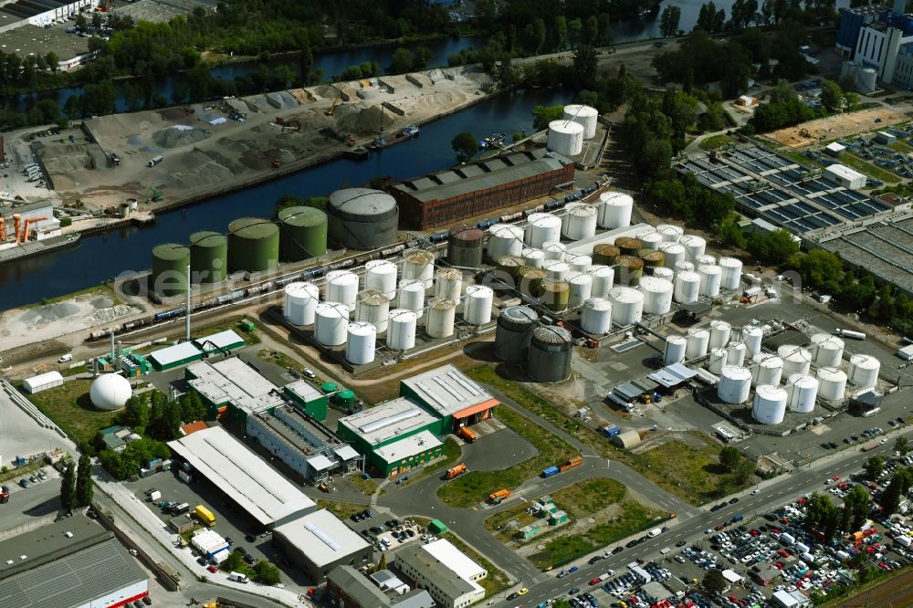 Aerial photograph Berlin - Mineral oil - tank of TanQuid GmbH & Co. KG in the district Spandau in Berlin, Germany