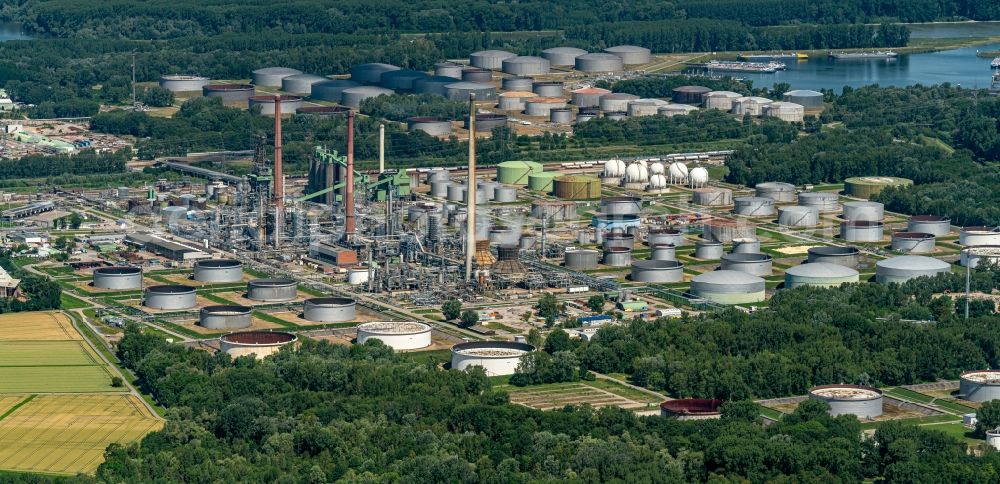Aerial image Karlsruhe - Miro Refinery equipment and management systems on the factory premises of the mineral oil manufacturers in the district Knielingen in Karlsruhe in the state Baden-Wurttemberg, Germany