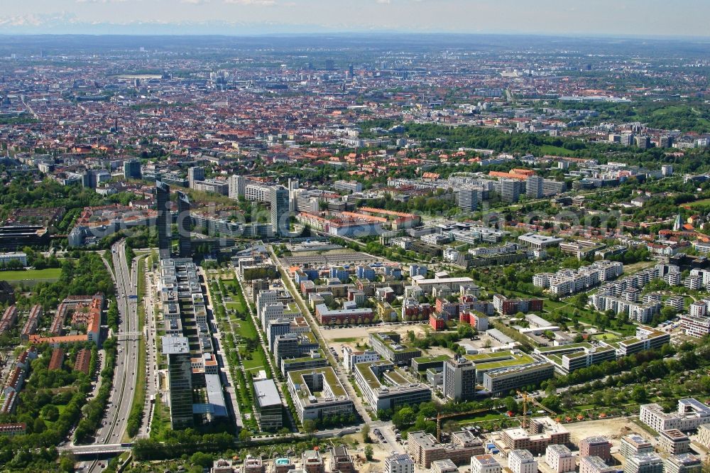 Aerial image München - Mixed development of multi-family housing estates and office building ensembles in the Schwabing district along the federal highway - BAB - 9 in Munich in the state Bavaria, Germany