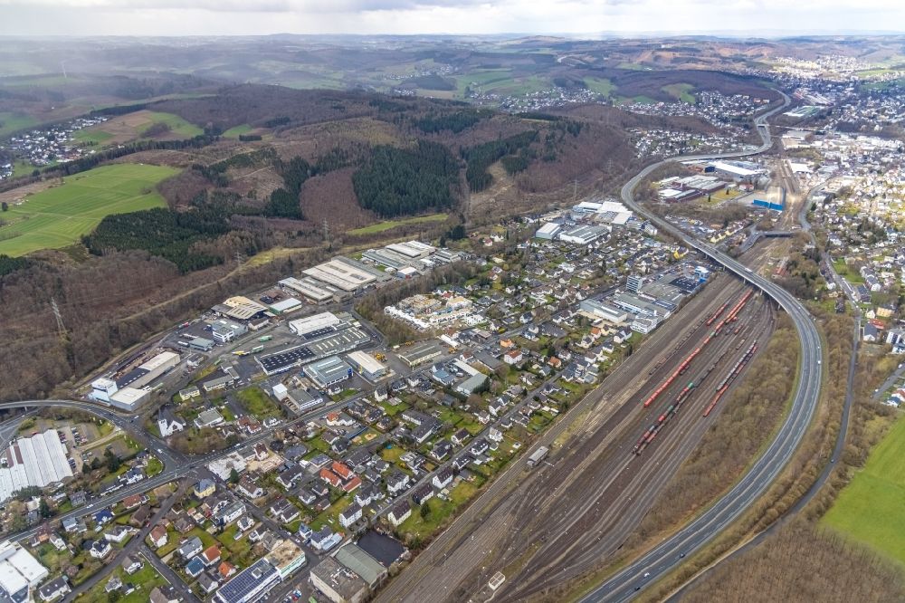 Aerial photograph Kreuztal - Mixing of residential and commercial settlements along the Siegener Strasse at the marshalling yard and freight yard of Deutsche Bahn in Kreuztal on Siegerland in the state North Rhine-Westphalia, Germany