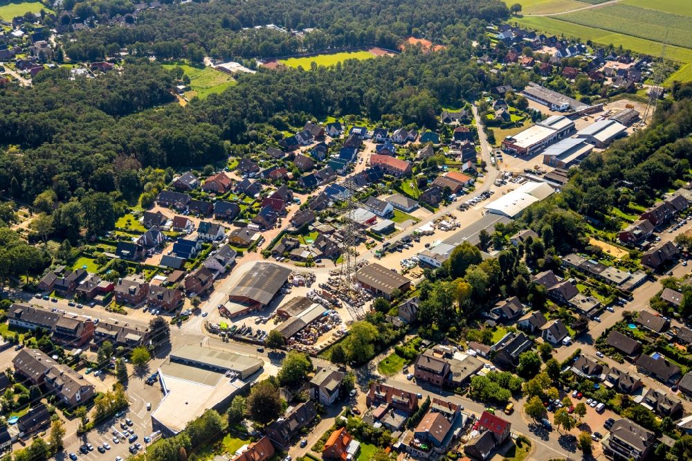 Aerial photograph Hünxe - Mixing of residential and commercial settlements at Hunsdorfer Weg and Huenxer Str. in Huenxe in the state North Rhine-Westphalia, Germany