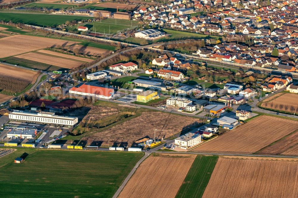 Ringsheim from the bird's eye view: Mixing of residential and commercial settlements Im Leinenfeld in Ringsheim in the state Baden-Wurttemberg, Germany