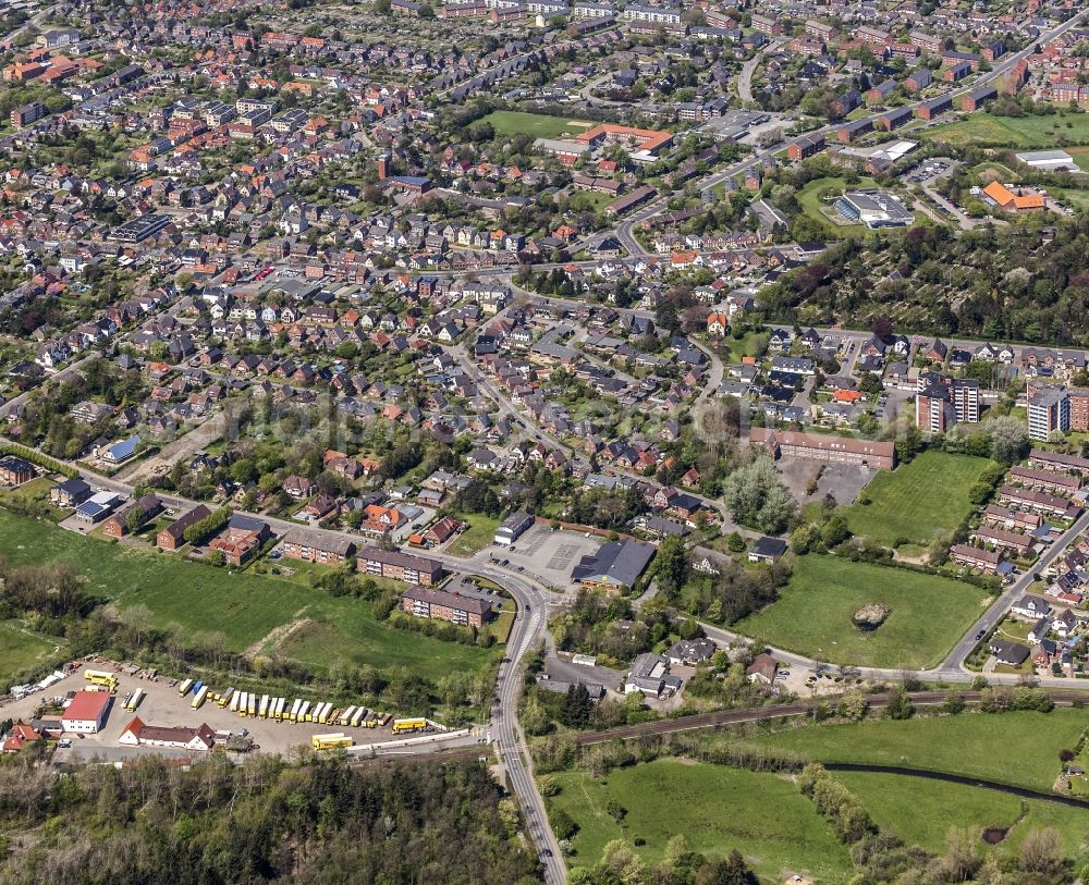 Aerial photograph Husum - Mixing of residential and commercial settlements nordwestlich der Fernverkehr- Bahnstrecke in Husum in the state Schleswig-Holstein