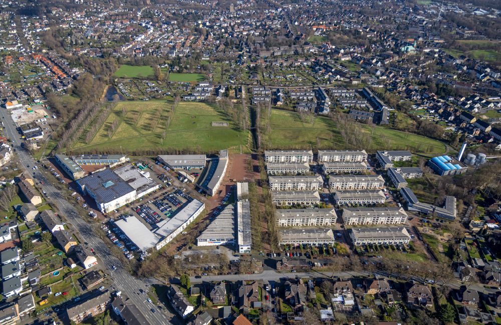 Aerial photograph Bottrop - Mixing of residential and commercial settlements on Propser-Park on street Heinrich-Gutermuth-Strasse in Bottrop at Ruhrgebiet in the state North Rhine-Westphalia, Germany