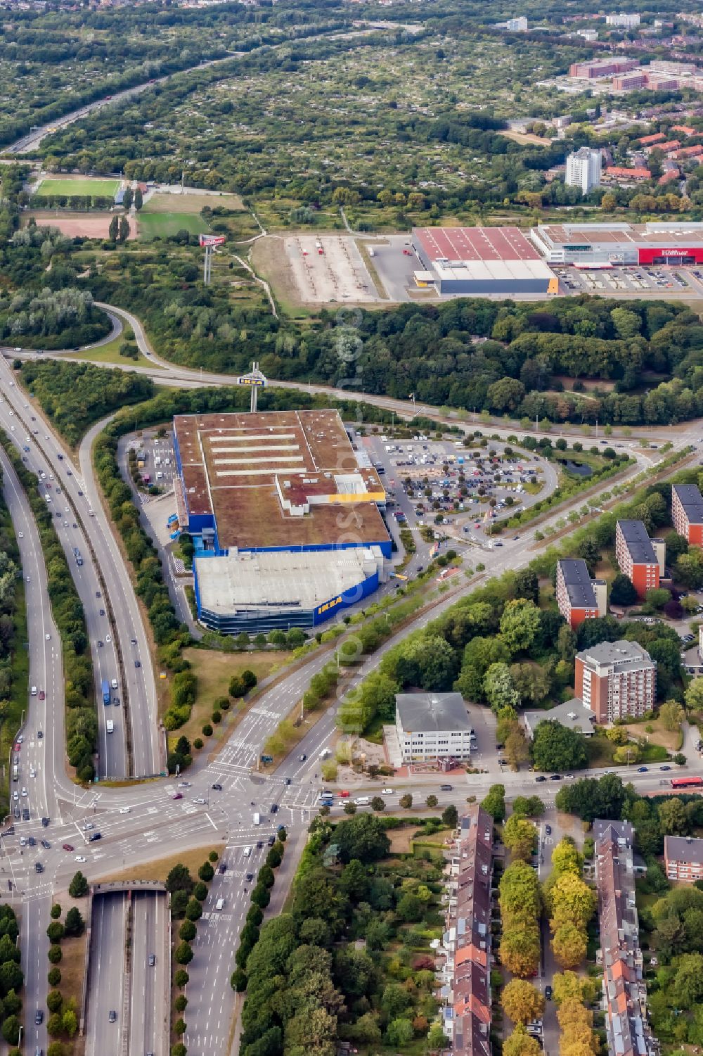 Kiel from the bird's eye view: Mixing of residential and commercial settlements rund um die IKEA -Filiale in destrict Suedfriedhof in Kiel in the state Schleswig-Holstein, Germany