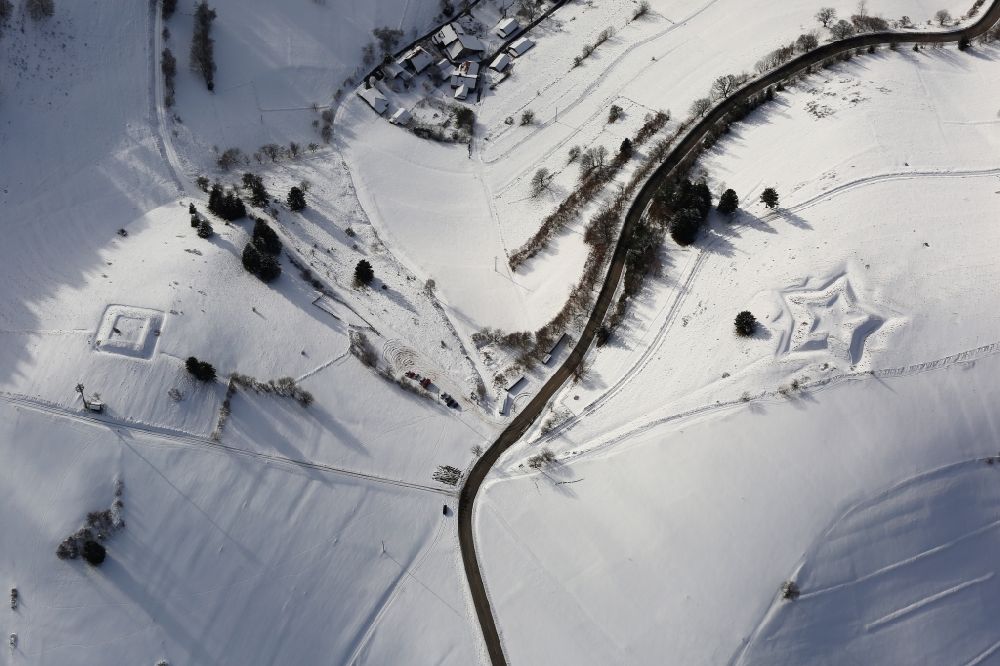 Aerial photograph Kleines Wiesental - Snow-covered fortification in Neuenweg in Small Wiesental in Baden-Wuerttemberg. The contour of the former weir is clearly visible in the snow