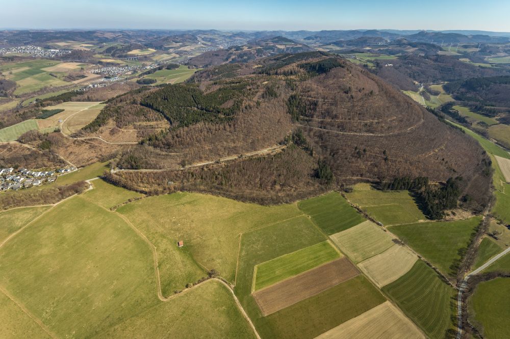 Aerial photograph Meschede - Forest and mountain landscape of the mid-mountain range of Vogelsang Berg bei Heggen in Meschede at Sauerland in the state North Rhine-Westphalia, Germany