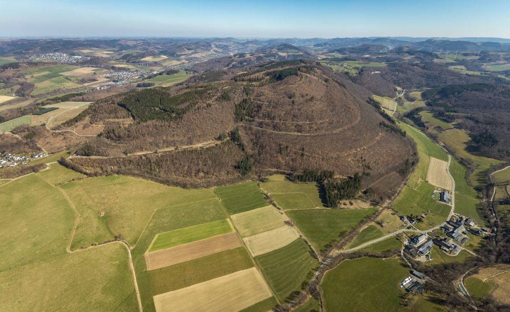 Meschede from the bird's eye view: Forest and mountain landscape of the mid-mountain range of Vogelsang mountain bei Heggen in Meschede at Sauerland in the state North Rhine-Westphalia, Germany