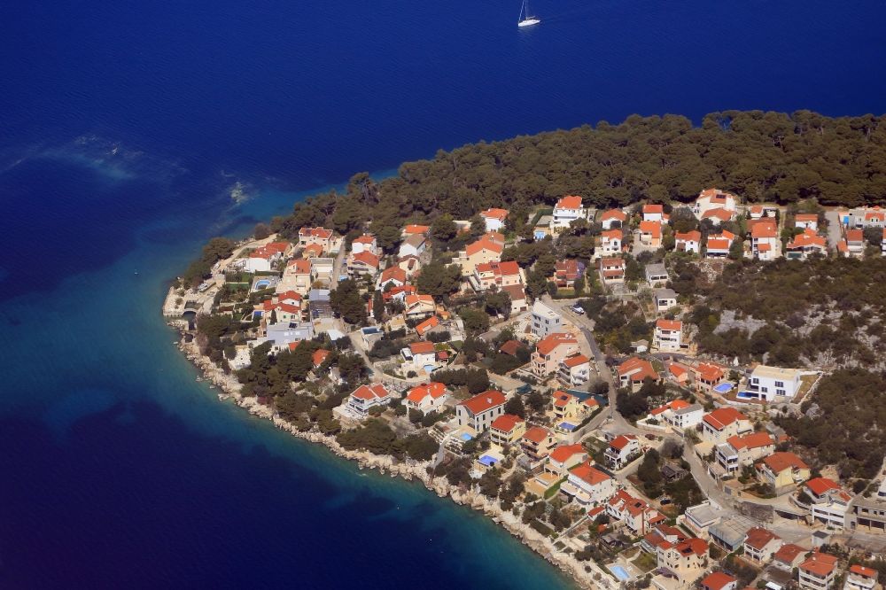 Aerial photograph Okrug Donji - Island area Ciovo in the Adriatic Sea with the village Okrug Donji in Splitsko-dalmatinska zupanija, Croatia