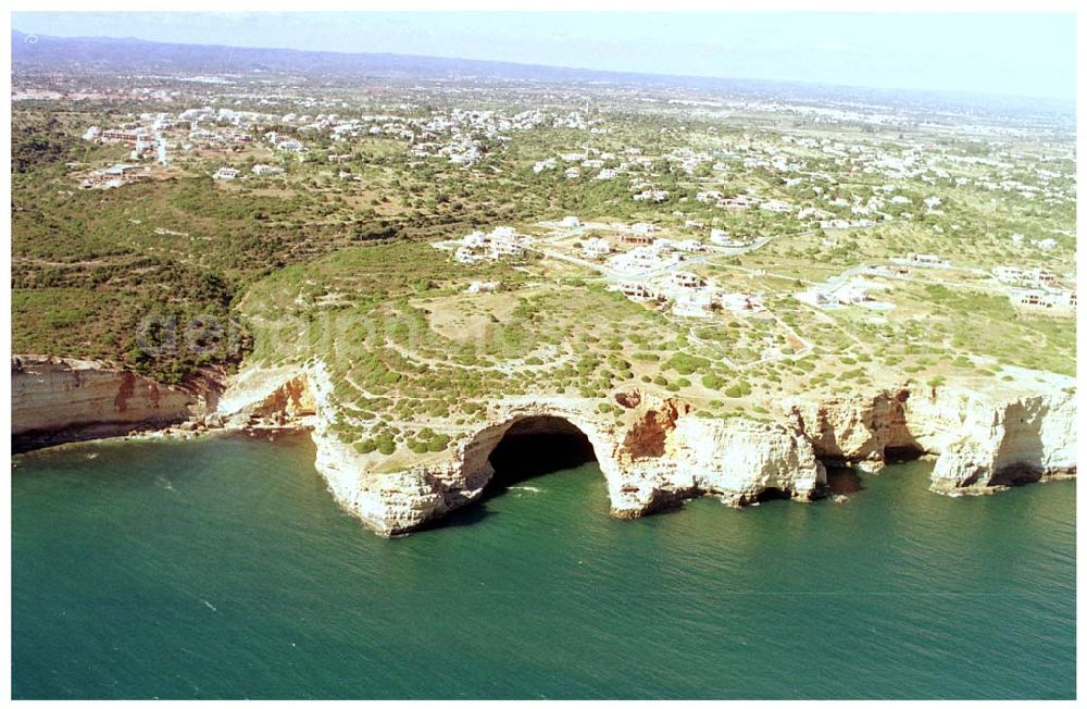 Carvoeiro from the bird's eye view: Mittelmeerküstenbereich von Carvoeiro in der Algarve / Portugal.