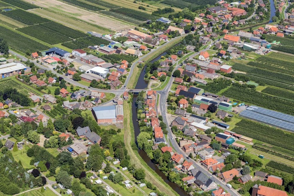 Mittelnkirchen from the bird's eye view: Village view in the fruit growing area Altes Land Hollern Twielenfleth mill in the state of Lower Saxony, Germany