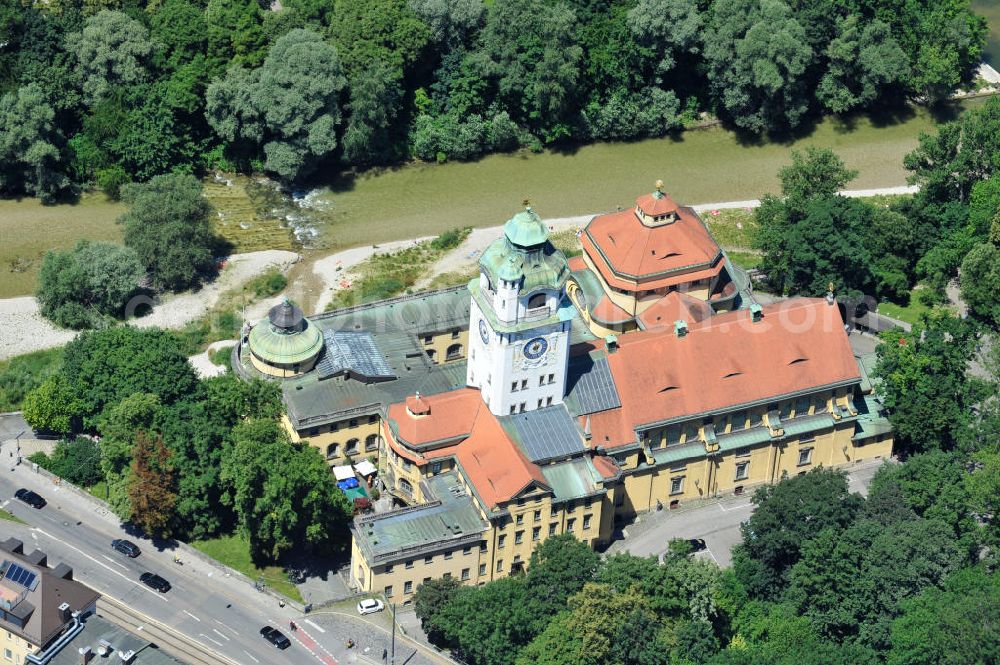 Aerial photograph München - View Müller's Public Baths (Muller's public bath) is an indoor swimming pool in Munich, which is operated by Stadtwerke Munich. The neo-Baroque Art Nouveau was at its completion in 1901, the largest and most expensive swimming pool in the world and the first public swimming pool in Munich