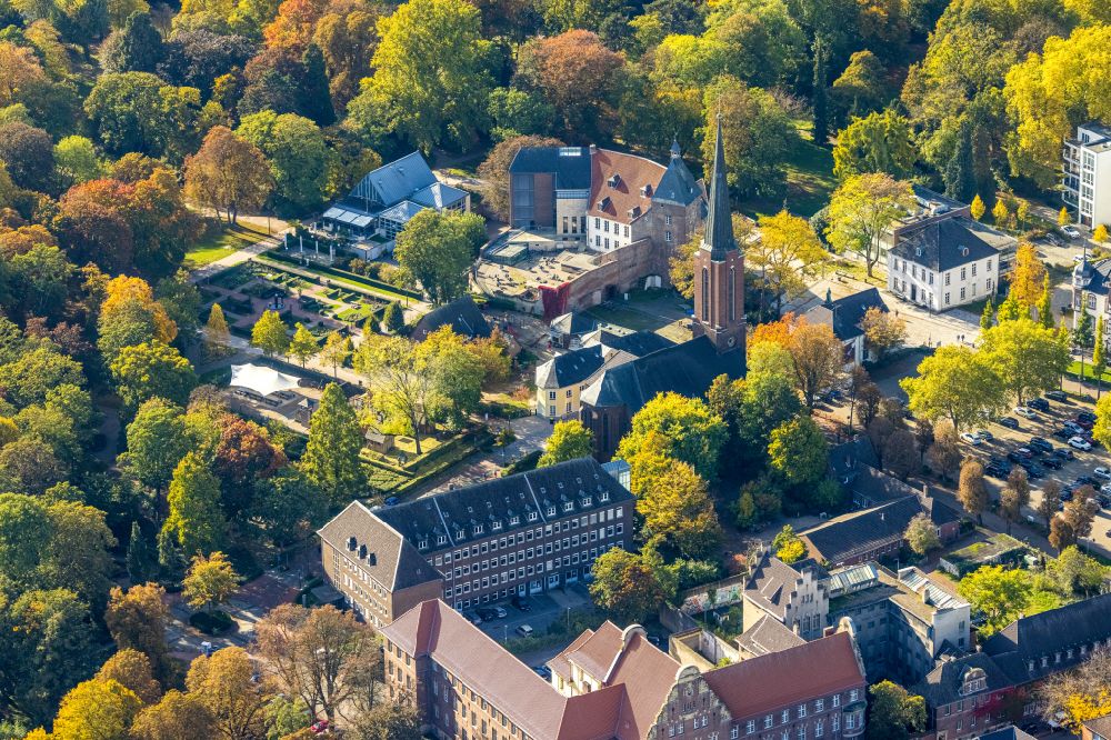 Aerial photograph Moers - Castle of Moers and restaurant on Kastell in Moers in the state of North Rhine-Westphalia
