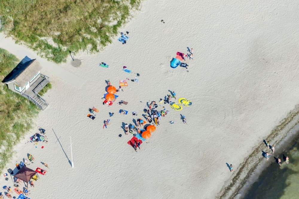 Aerial photograph Scharbeutz - Morning gymnastics Strandkorb- rows on the sandy beach in the coastal area of a??a??the Baltic Sea in Scharbeutz in the state of Schleswig-Holstein