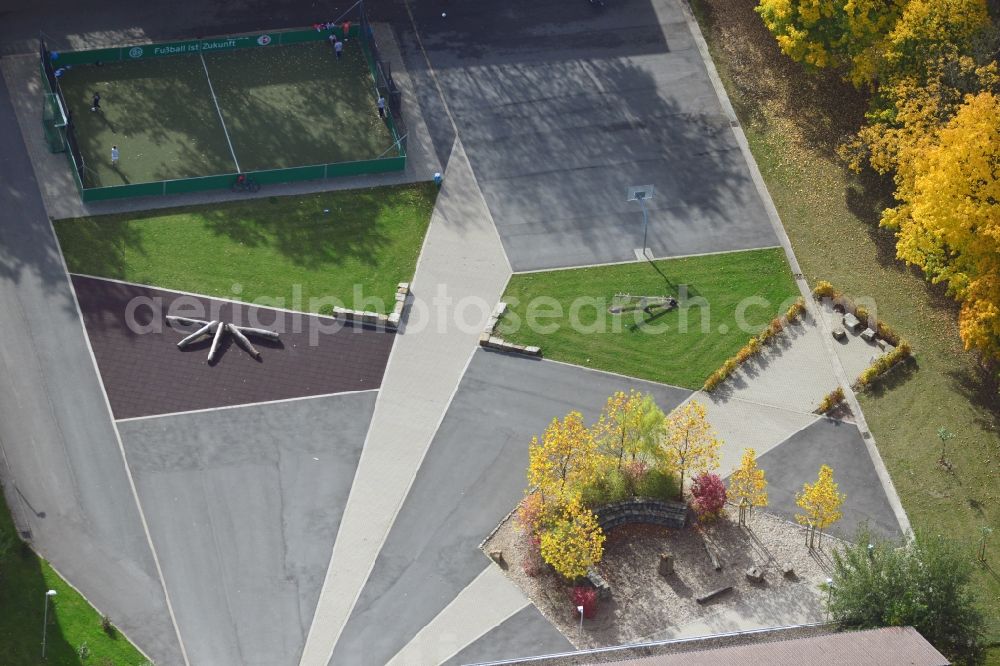 Bielefeld from the bird's eye view: View at the new arranged schoolyard of the Kuhlo junior high school in Bielefeld in the federal state North Rhine-Westphalia