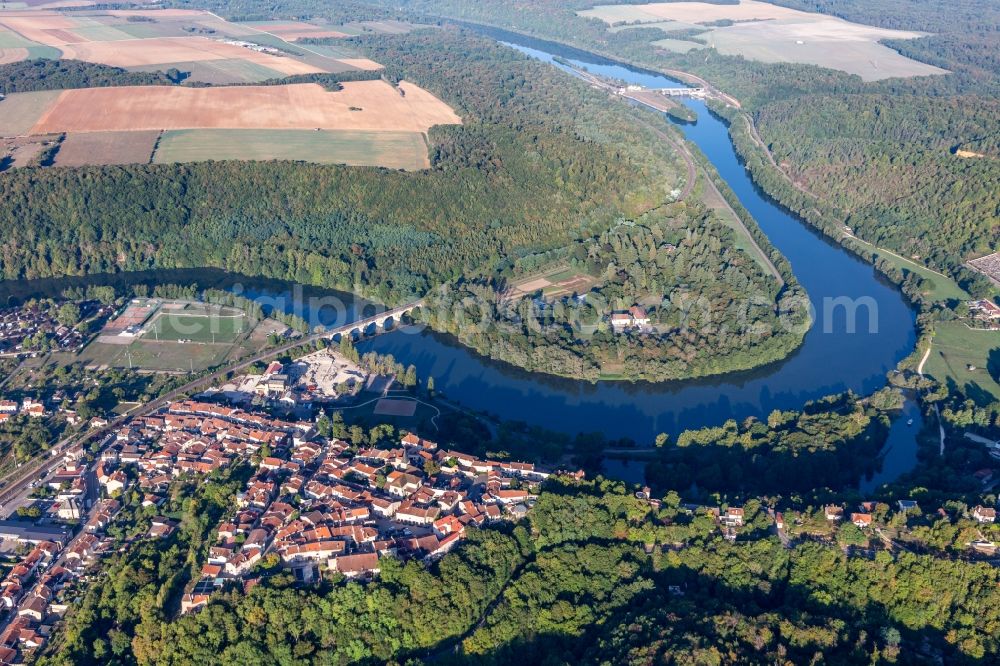 Aerial photograph Liverdun - Curved loop of the riparian zones on the course of the river Moselle in Liverdun in Grand Est, France