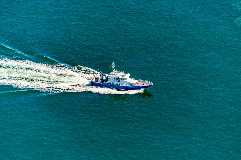 Aerial photograph Hörnum (Sylt) - Motorboat - speedboat in motion Schiff Usedom in Hoernum (Sylt) on the island of Sylt in the state Schleswig-Holstein, Germany