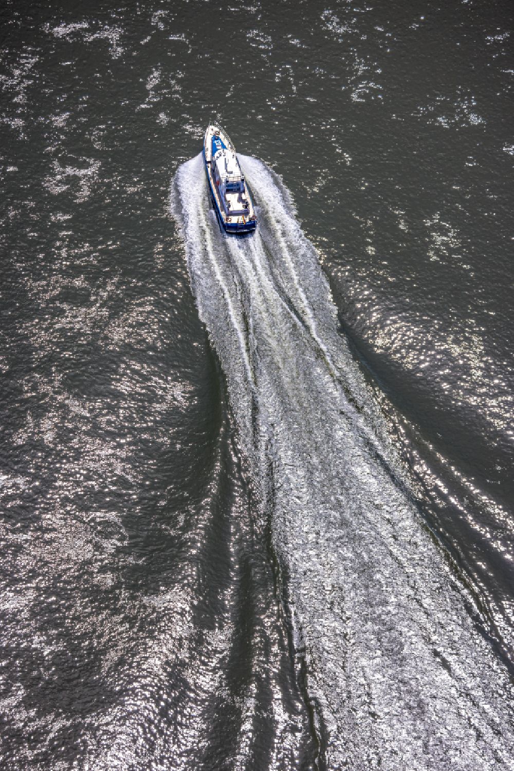 Aerial photograph Duisburg - Motor boat of the water police, WSP 13, driving on the river Rhein in Duisburg in the Ruhr area in the state of North Rhine-Westphalia, Germany
