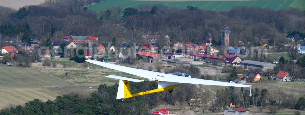 Hirschfelde from the bird's eye view: Glider and sport aircraft - Motorglider Ogar with the registration D-KOGE flying over the airspace in Hirschfelde in the state Brandenburg, Germany