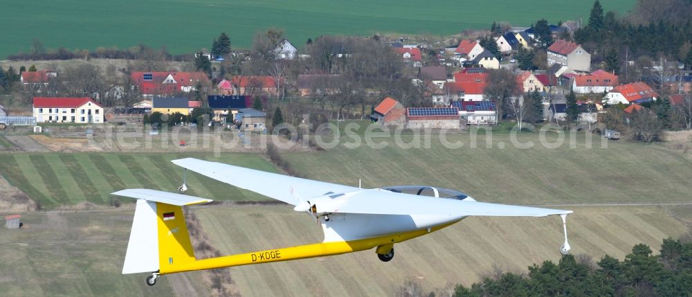 Hirschfelde from above - Glider and sport aircraft - Motorglider Ogar with the registration D-KOGE flying over the airspace in Hirschfelde in the state Brandenburg, Germany