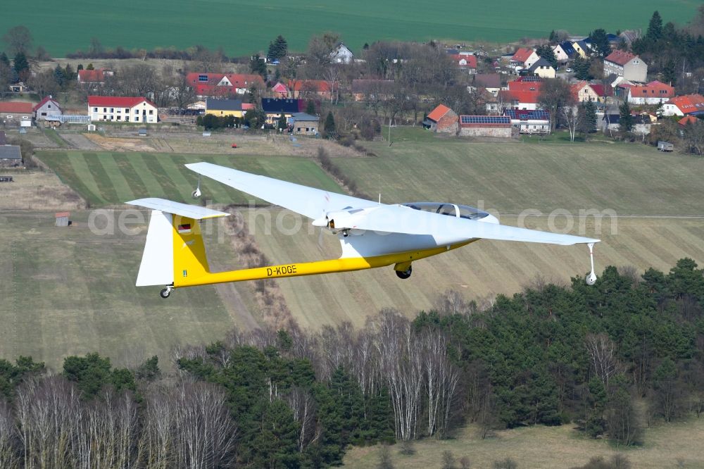 Hirschfelde from the bird's eye view: Glider and sport aircraft - Motorglider Ogar with the registration D-KOGE flying over the airspace in Hirschfelde in the state Brandenburg, Germany