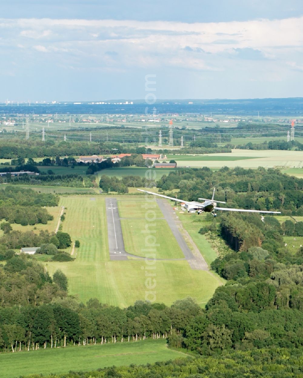 Aerial photograph Stade - Powered glider aircraft Scheibe SF-25 in landing approach for landing at the airport in Stade in the state Lower Saxony, Germany