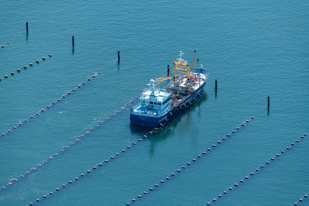 Aerial image Hörnum (Sylt) - Mussel cutter ship Johanna Leintje WYK 2 at the breeding nets of mussels on the eastern side of the island (Sylt) in the state Schleswig-Holstein, Germany