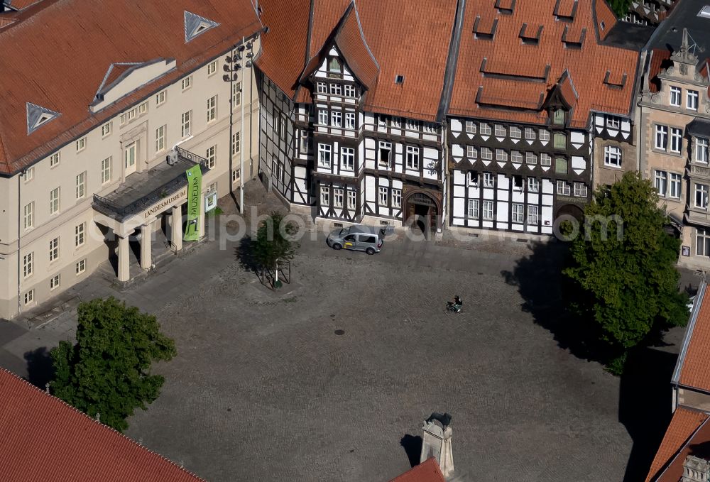 Aerial photograph Braunschweig - Museum and exhibition building ensemble Braunschweigisches Landesmuseum and half-timbered house and apartment building on Burgplatz in Braunschweig in the state Lower Saxony, Germany