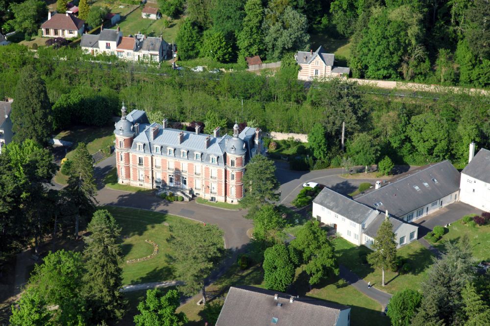 Aerial photograph Briare - Museum building ensemble Chateau de Trousse-Barriere on street Avenue Yver Bapterosses in Briare in Centre-Val de Loire, France