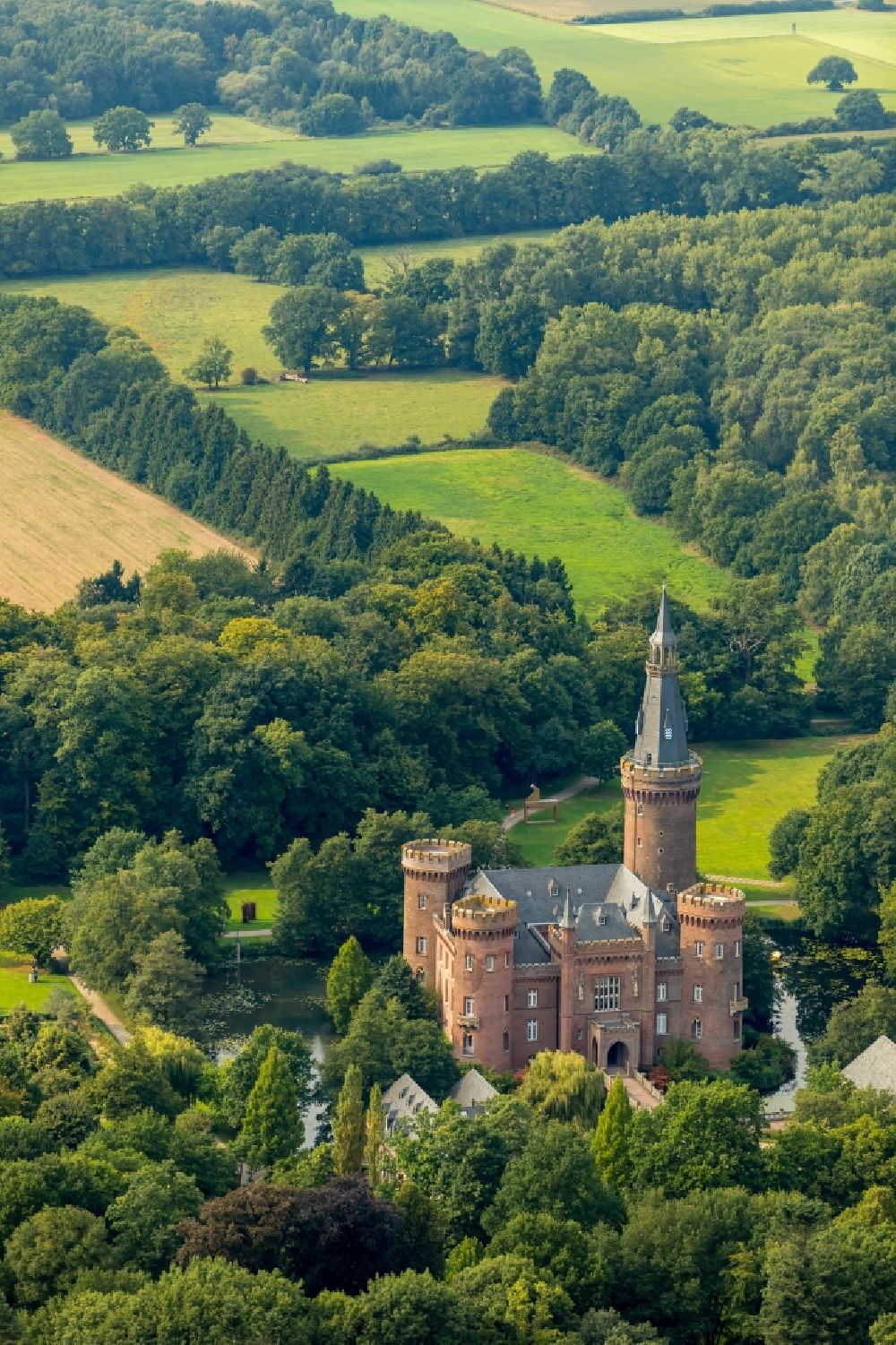 Aerial photograph Bedburg-Hau - Building and castle park systems of water castle Museum Schloss Moyland Am Schloss in Bedburg-Hau in the state North Rhine-Westphalia, Germany