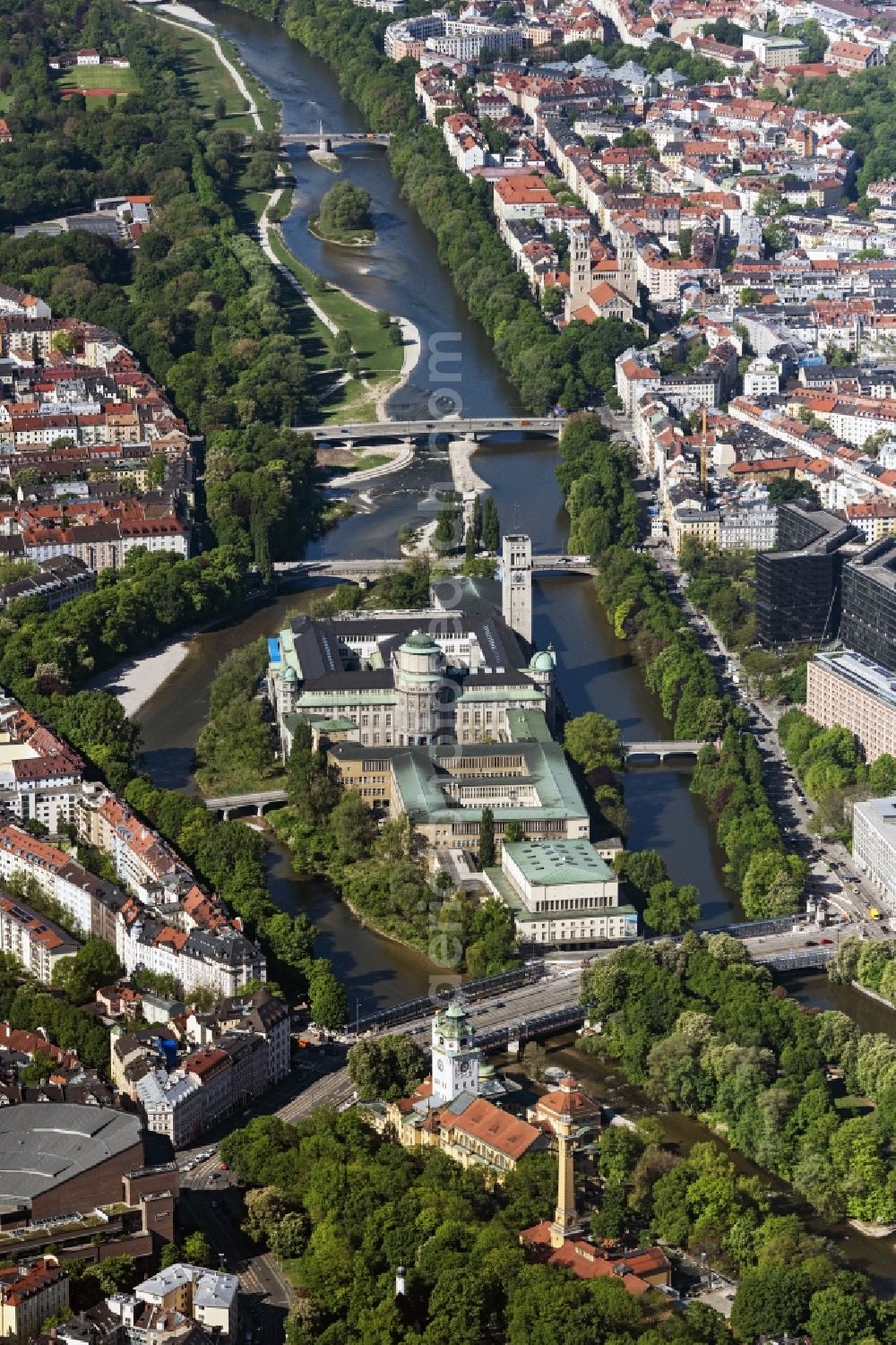 Aerial image München - Museum building ensemble Deutsches Museum on the Museum Island in the Ludwigsvorstadt-Isarvorstadt in Munich in the state Bavaria, Germany