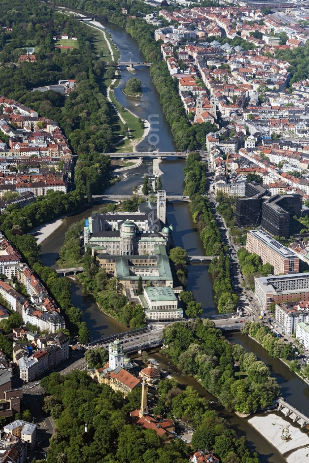 München from the bird's eye view: Museum building ensemble Deutsches Museum on the Museum Island in the Ludwigsvorstadt-Isarvorstadt in Munich in the state Bavaria, Germany