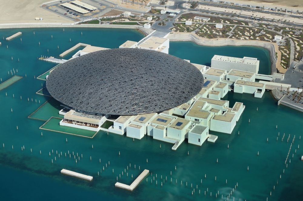 Aerial photograph Abu Dhabi - Museum building ensemble Louvre Abu Dhabi with the giant dome on the Saadiyat Island in Abu Dhabi in United Arab Emirates