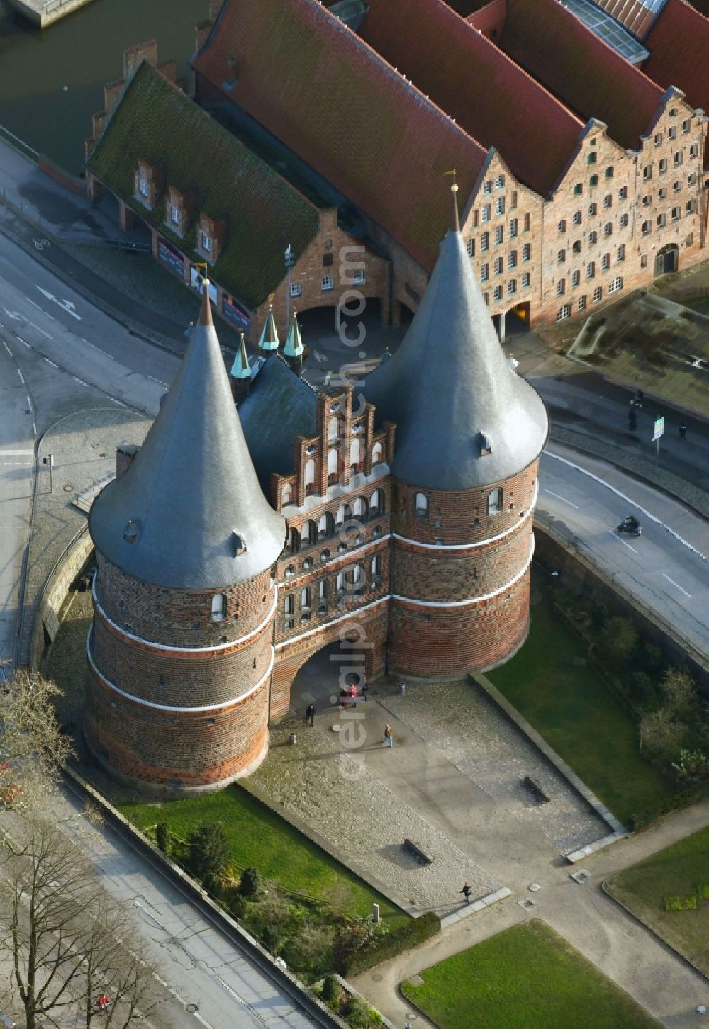 Aerial photograph Lübeck - Museum building complex Museum Holsten on Holstentor place in Luebeck in Schleswig-Holstein