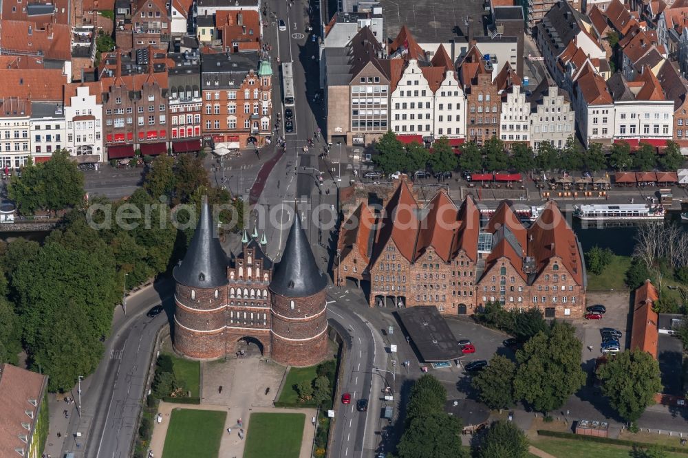 Lübeck from the bird's eye view: Museum building complex Museum Holstentor on Holstentor place in Luebeck in Schleswig-Holstein, Germany