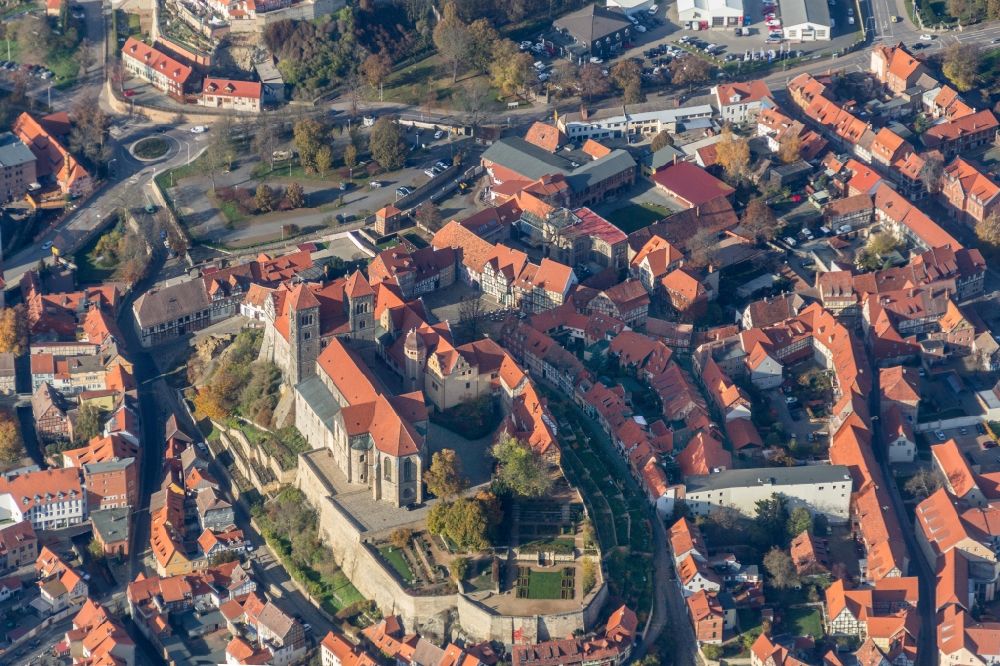Quedlinburg from above - Museum building ensemble Schlossmuseum Quedlinburg on Schlossberg in Quedlinburg in the state Saxony-Anhalt, Germany