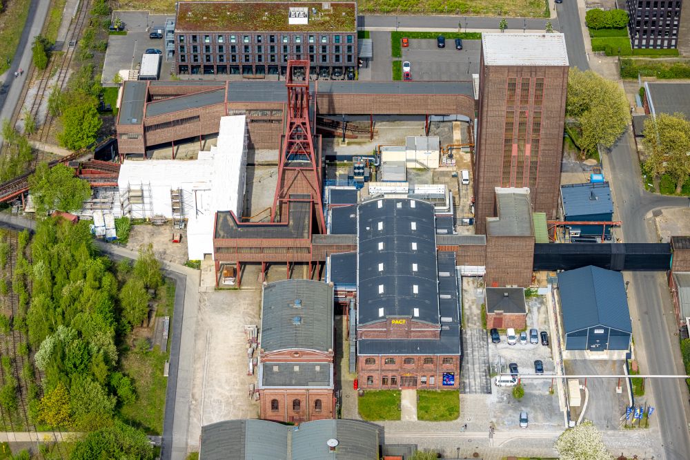 Aerial photograph Essen - Museum building ensemble pit - Ruhr Museum on street Fritz-Schupp-Allee in Essen in the state North Rhine-Westphalia
