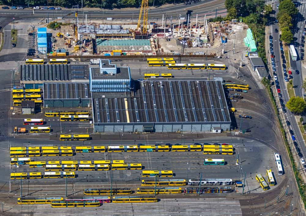Essen from above - Tram depot of the Municipal Transport Company Ruhrbahn GmbH - Betriebshof Stadtmitte on Beuststrasse overlooking the construction site for the new building of an operating workshop in the district Ostviertel in Essen in the state North Rhine-Westphalia, Germany