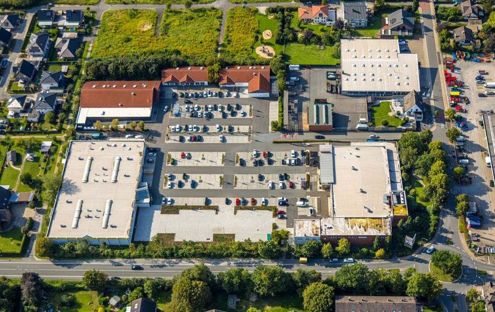 Aerial photograph Beckum - Building complex of local supply center Rewe and Aldi on street Cheruskerstrasse in Beckum at Sauerland in the state North Rhine-Westphalia, Germany