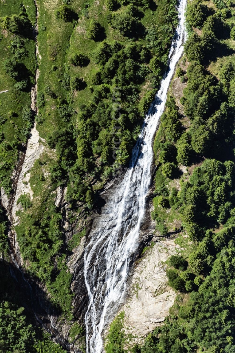 Aerial photograph Raneburg - Natural spectacle of the waterfall in the rocky landscape on Seebach in Raneburg in Tirol, Austria
