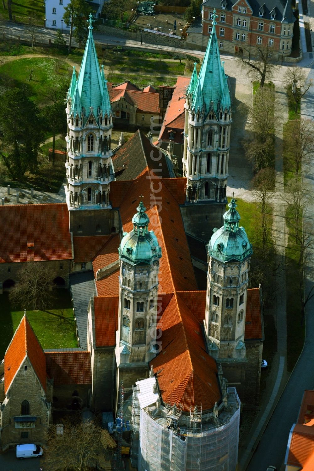 Aerial image Naumburg (Saale) - Four-tower church building of the UNESCO World Heritage Site Naumburg Cathedral of St. Peter and St. Paul on Domplatz in Naumburg - Saale - in the state Saxony-Anhalt, Germany