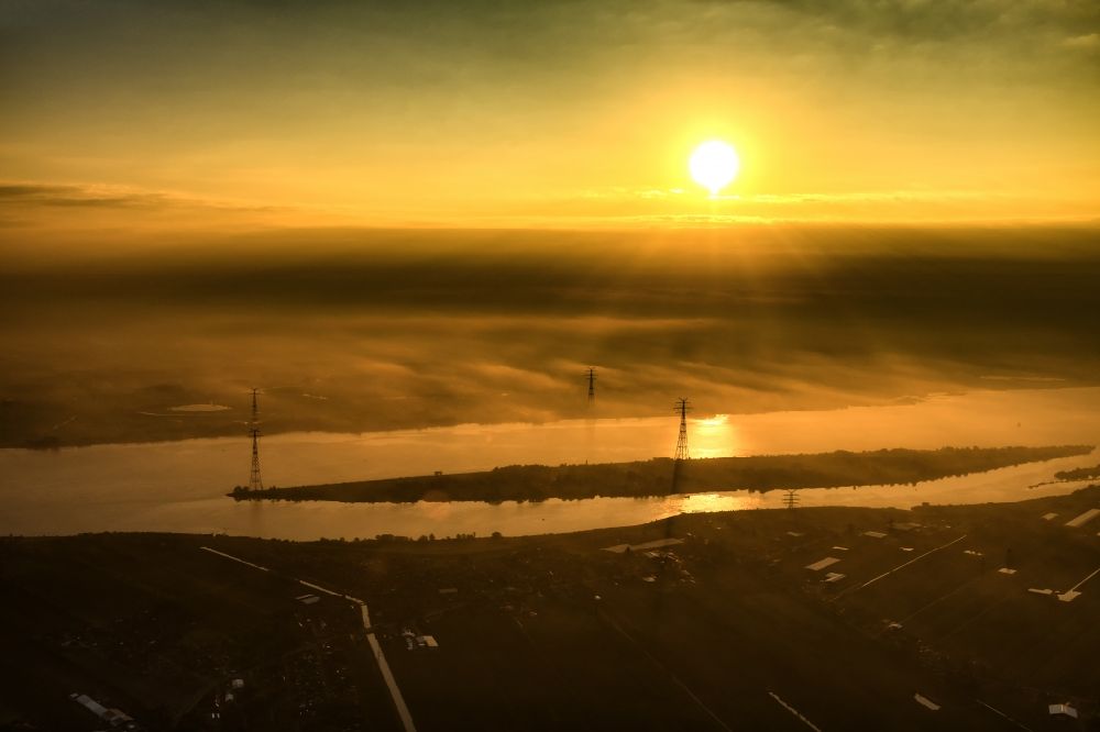 Aerial photograph Hollern-Twielenfleth - Layer of fog and clouds over the Elbe island Luehesand in Steinkirchen in the state Lower Saxony, Germany