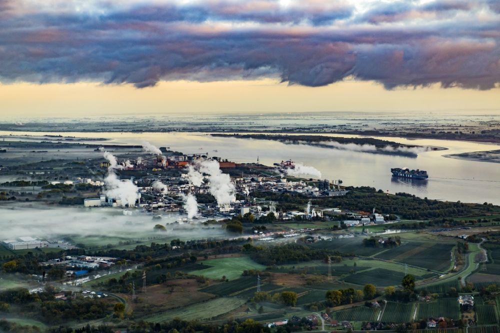 Aerial image Bützfleth - Mist and cloud layers over the Refinery equipment and management systems on the factory premises of the mineral oil manufacturers of Dow Deutschlond Anlagengesellschaft mbH in Buetzfleth in the state Lower Saxony, Germany