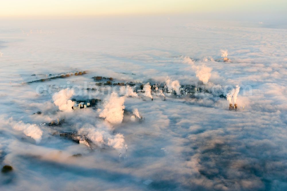 Aerial photograph Bützfleth - Mist and cloud layers over the Refinery equipment and management systems on the factory premises of the mineral oil manufacturers of Dow Deutschlond Anlagengesellschaft mbH in Buetzfleth in the state Lower Saxony, Germany