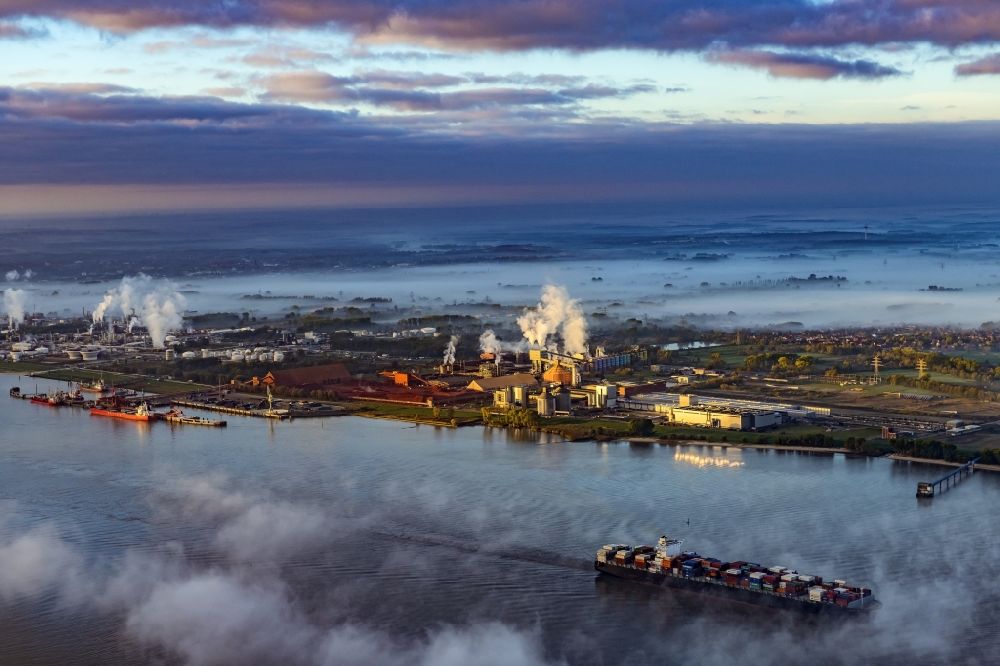 Stade from the bird's eye view: Mist and cloud layers over the Refinery equipment and management systems on the factory premises of the mineral oil manufacturers of Dow Deutschlond Anlagengesellschaft mbH in Buetzfleth in the state Lower Saxony, Germany