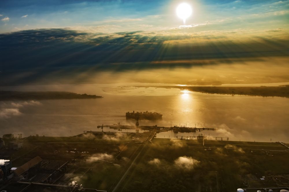 Aerial image Stade - Mist and cloud layers over the Refinery equipment and management systems on the factory premises of the mineral oil manufacturers of Dow Deutschlond Anlagengesellschaft mbH in Buetzfleth in the state Lower Saxony, Germany