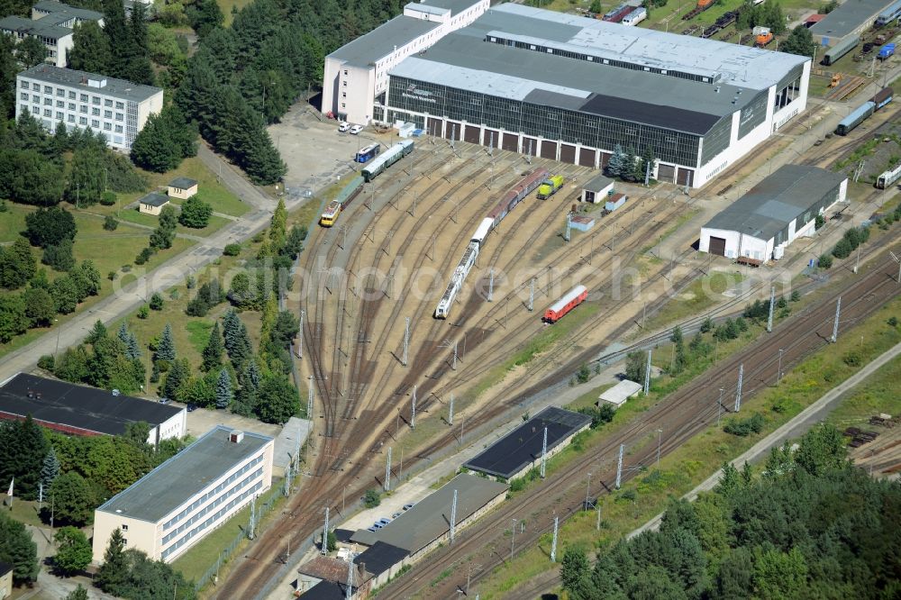 Aerial photograph Neustrelitz - Netinera works on the main station of Neustrelitz in the state of Mecklenburg - Western Pomerania. The buildings and railway tracks of the outbuildings are located in the North of the actual train station and belong to the Italian railway company Netinera