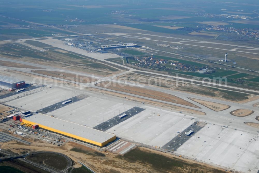 Schkeuditz from the bird's eye view: Construction site Check-in buildings and cargo terminals on the grounds of the airport on DHL Hub in Schkeuditz in the state Saxony, Germany